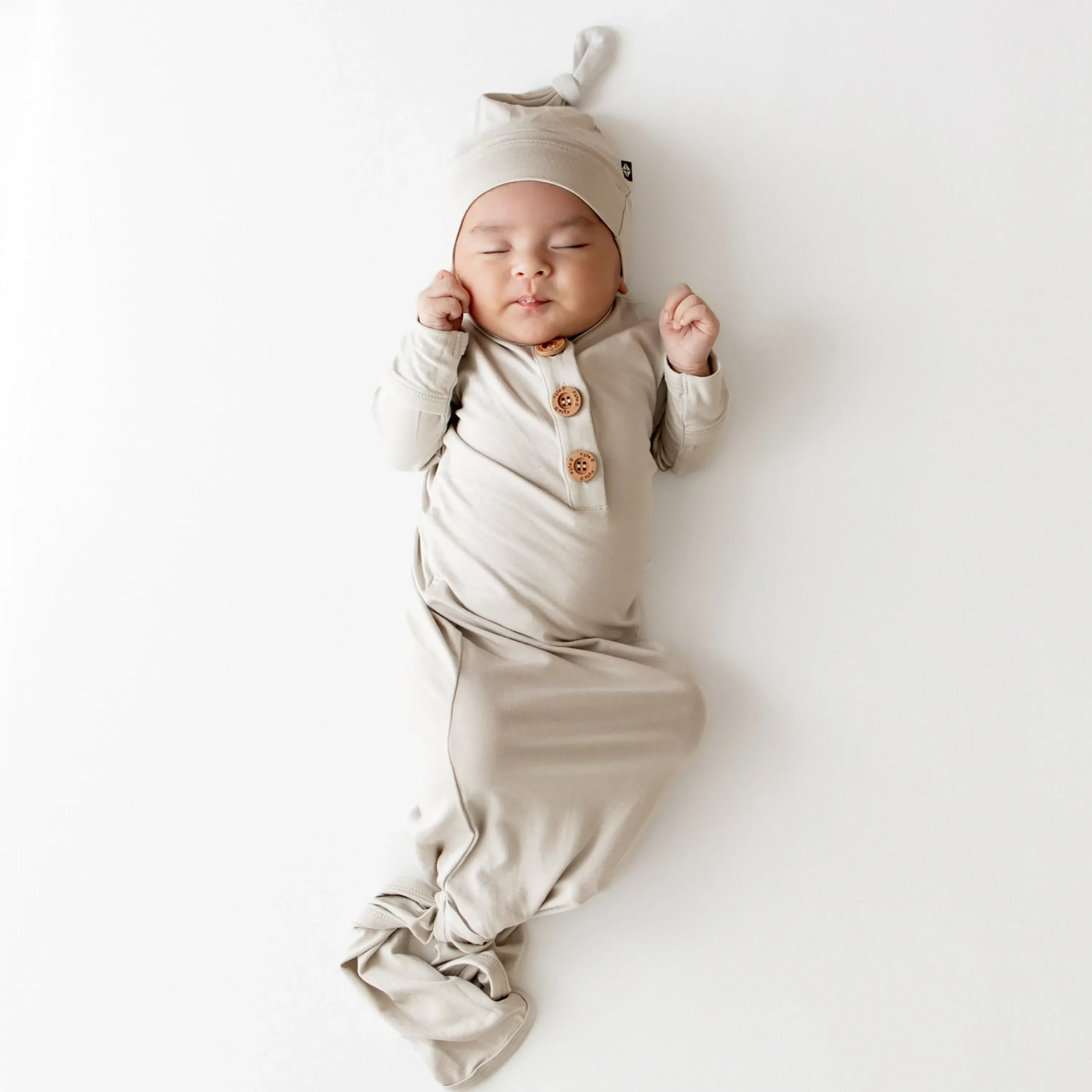 Kyte Baby Knotted Gown with Hat Set in Oat Online