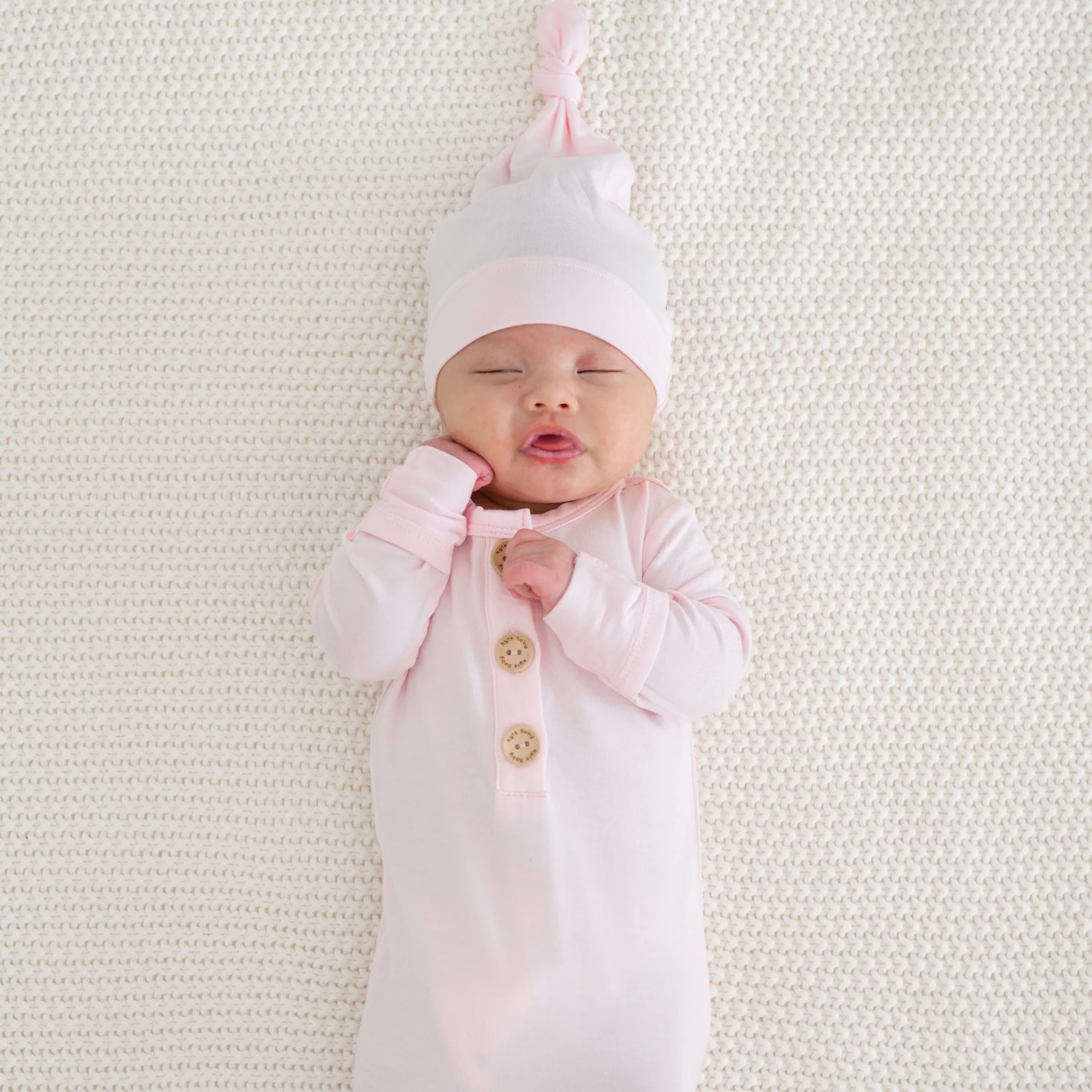 Kyte Baby Knotted Gown with Hat Set in Sakura Online