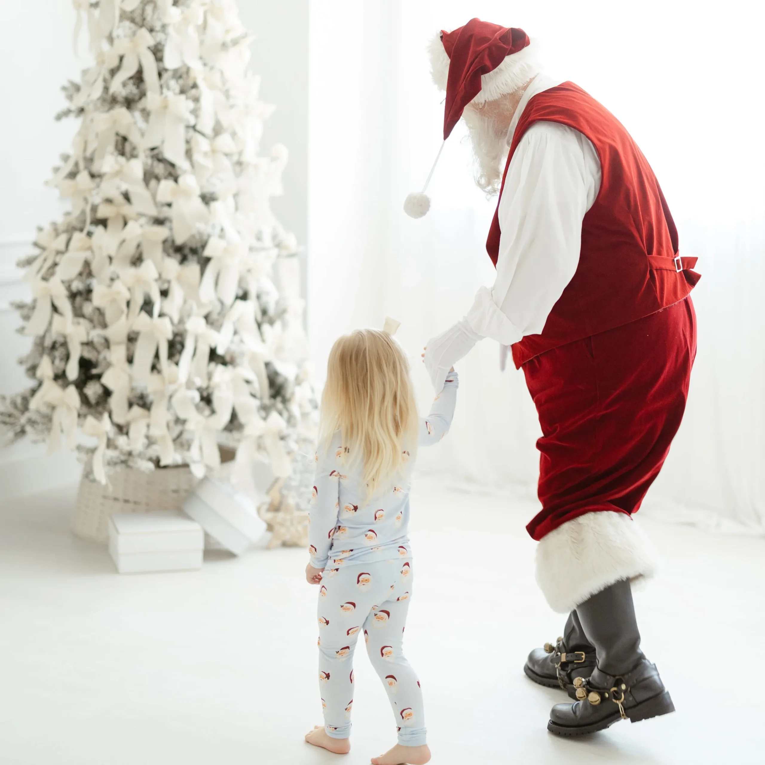 Kyte Baby Long Sleeve Pajamas in Vintage Santa Best