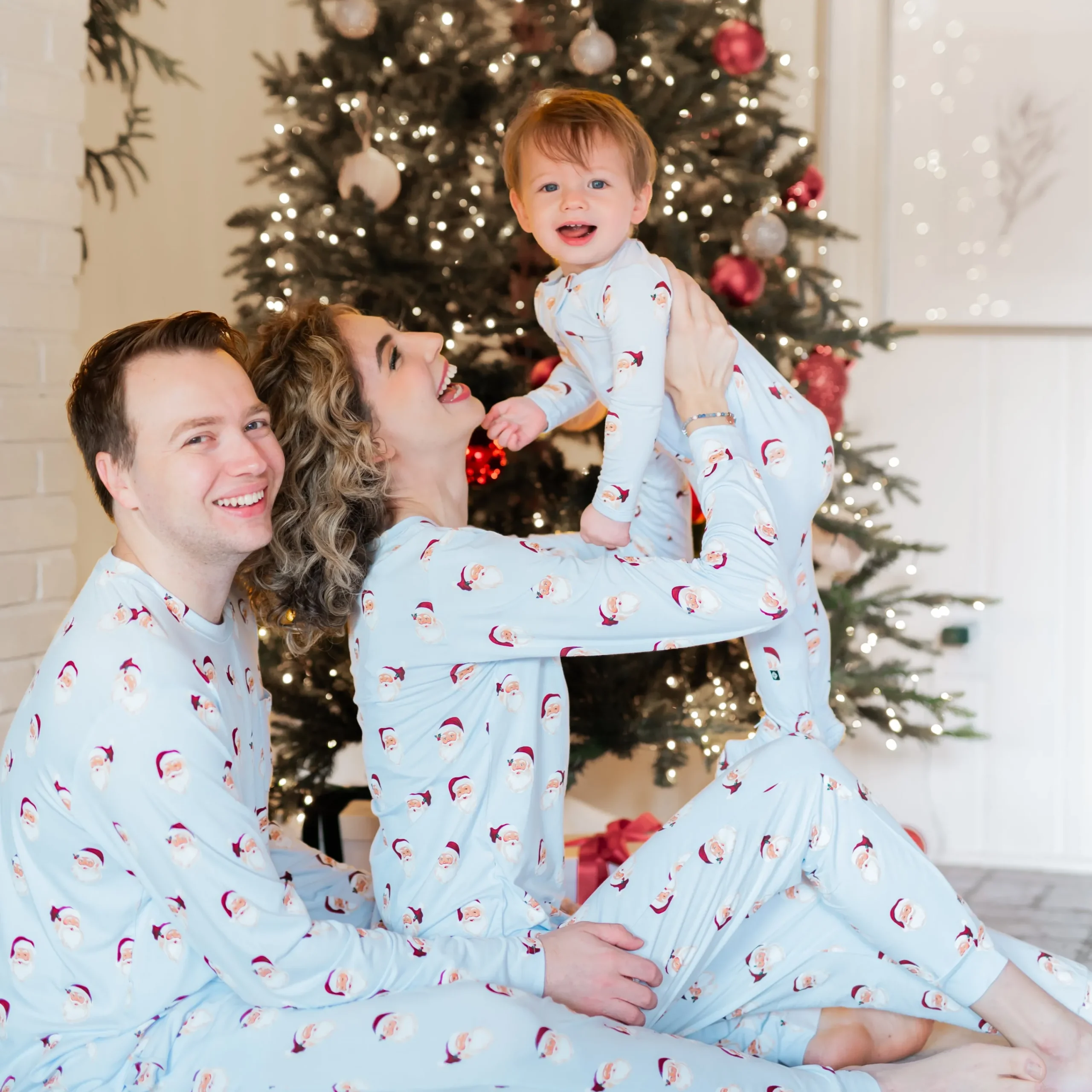 Kyte Baby Men's Jogger Set in Vintage Santa Hot