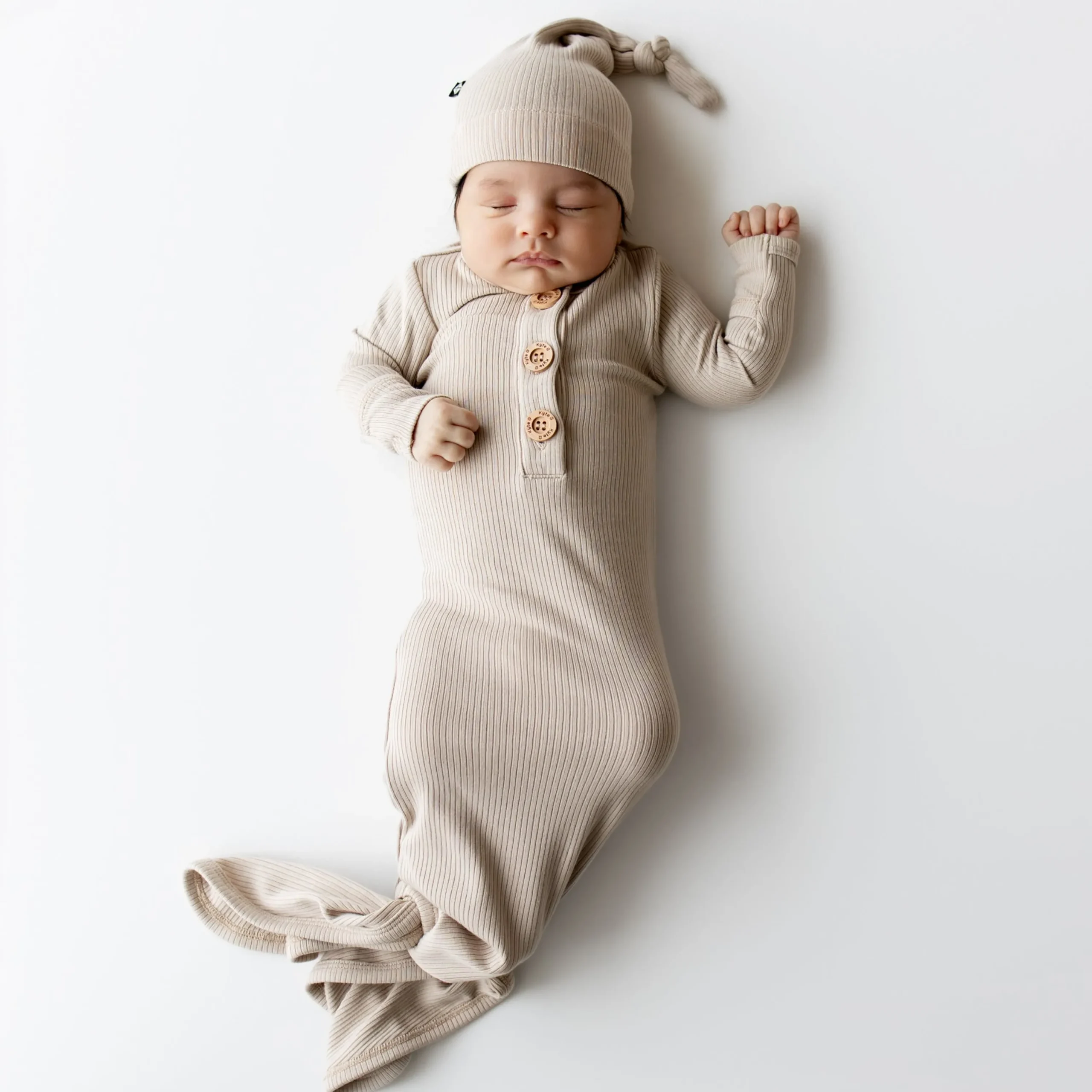 Kyte Baby Ribbed Knotted Gown with Hat Set in Bisque