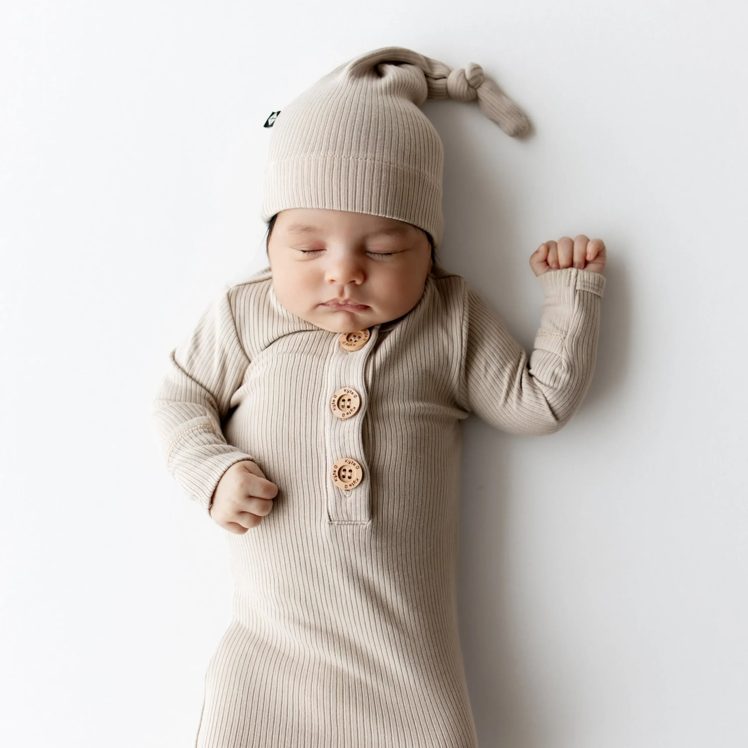 Kyte Baby Ribbed Knotted Gown with Hat Set in Bisque