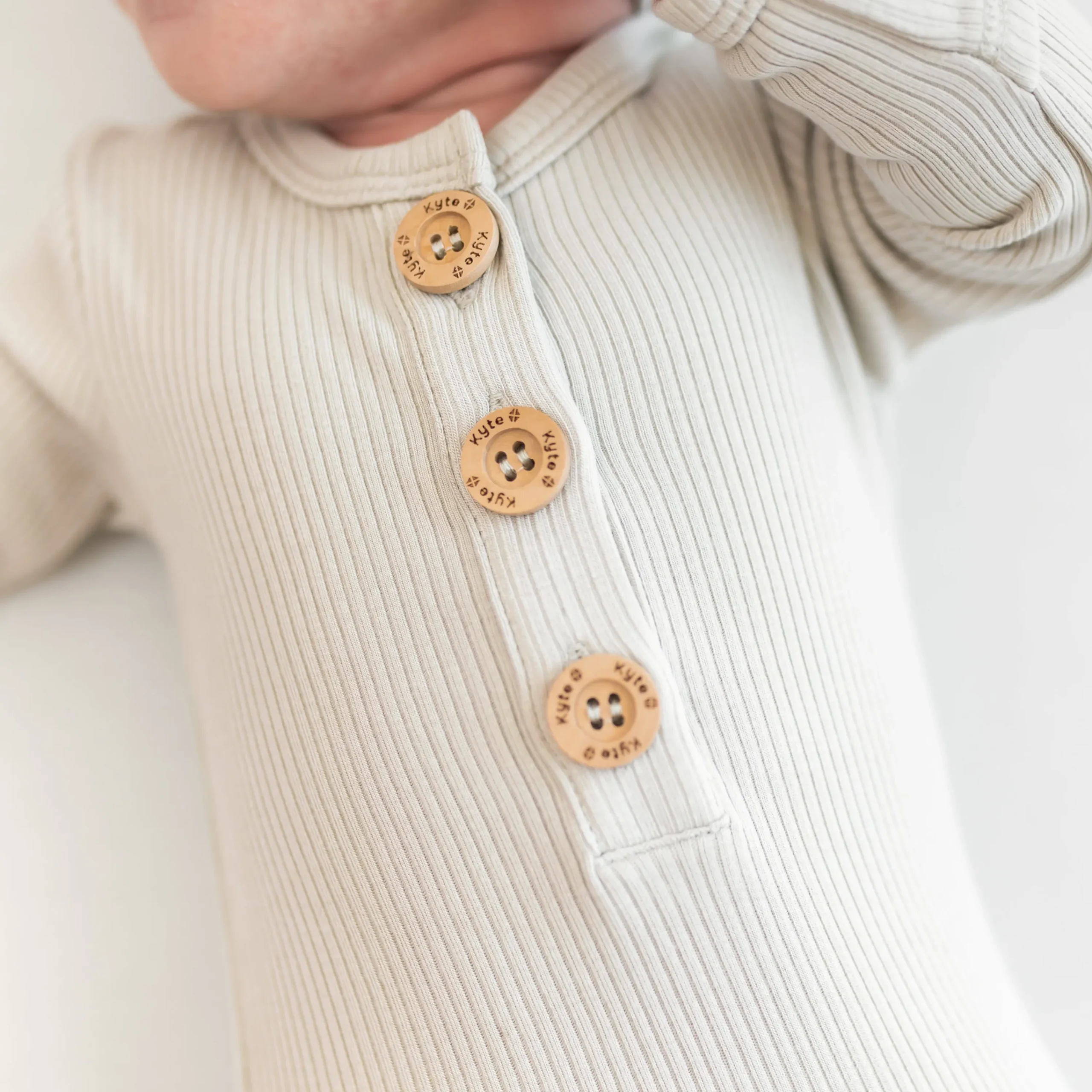 Kyte Baby Ribbed Knotted Gown with Hat Set in Oat Best