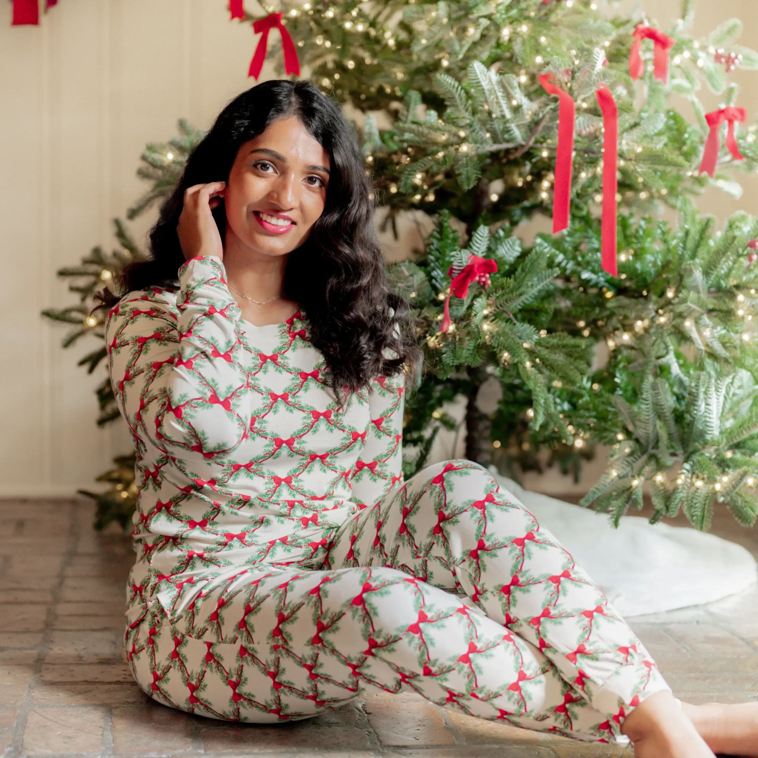 Kyte Baby Women's Jogger Pajama Set in Holiday Bow